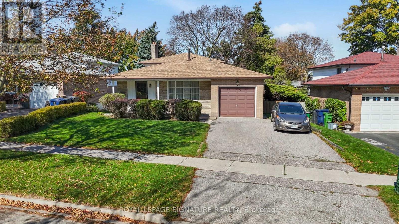 5 Erinlea Crescent, Toronto, ON photo 2