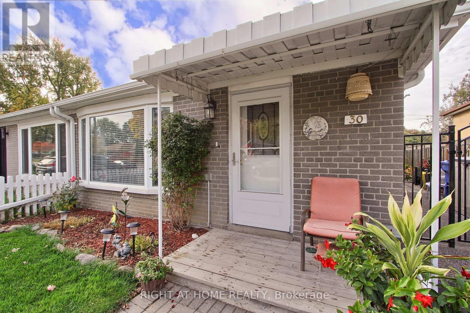 30 Kitimat Crescent, Aurora, ON photo 2