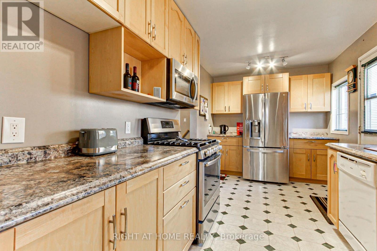 30 Kitimat Crescent, Aurora, ON photo 5