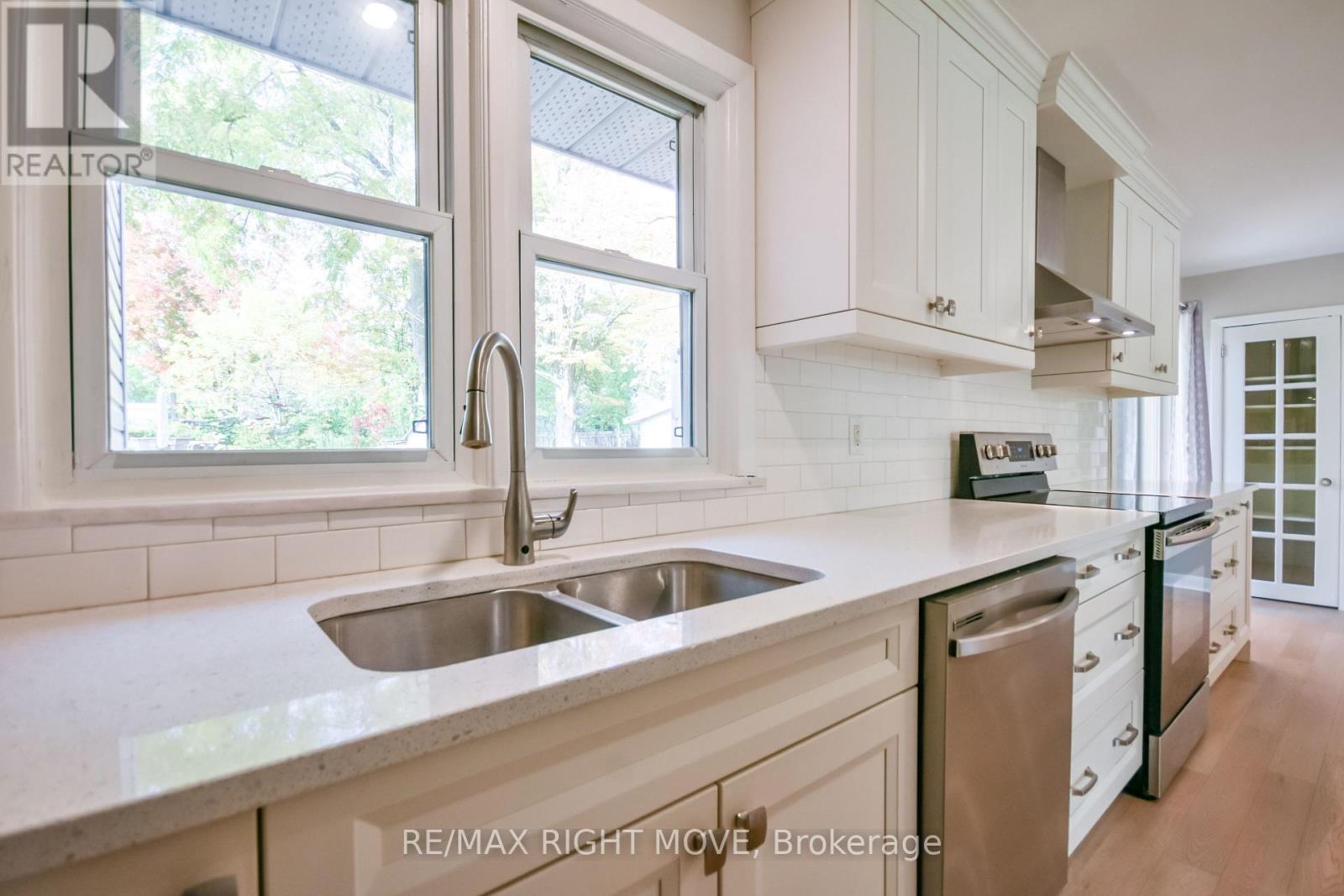 10 Letitia Street, Barrie, ON photo 12