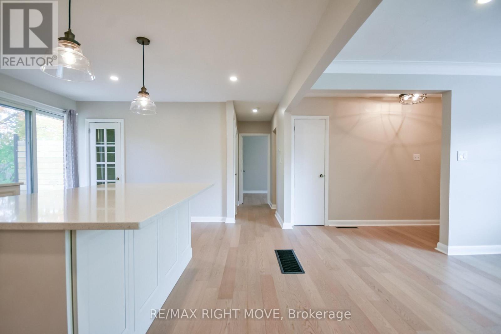 10 Letitia Street, Barrie, ON photo 2