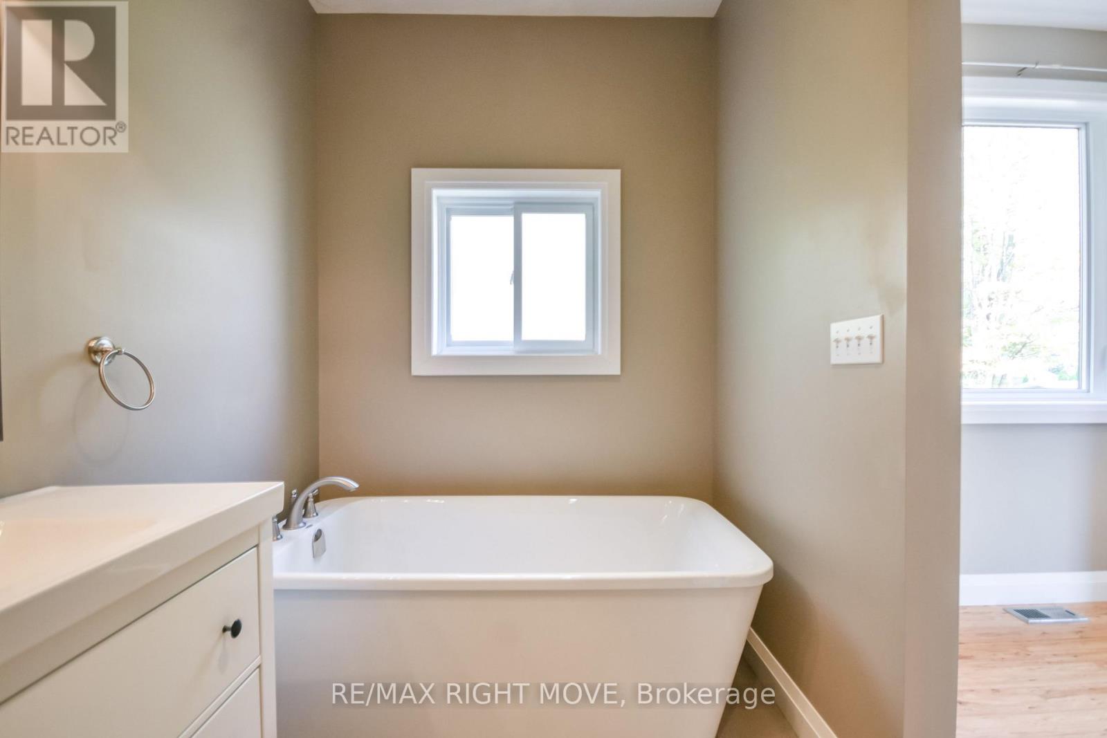 10 Letitia Street, Barrie, ON photo 26