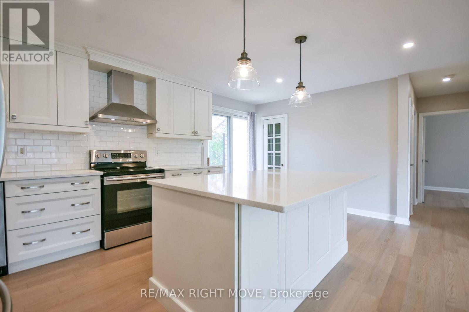 10 Letitia Street, Barrie, ON photo 3