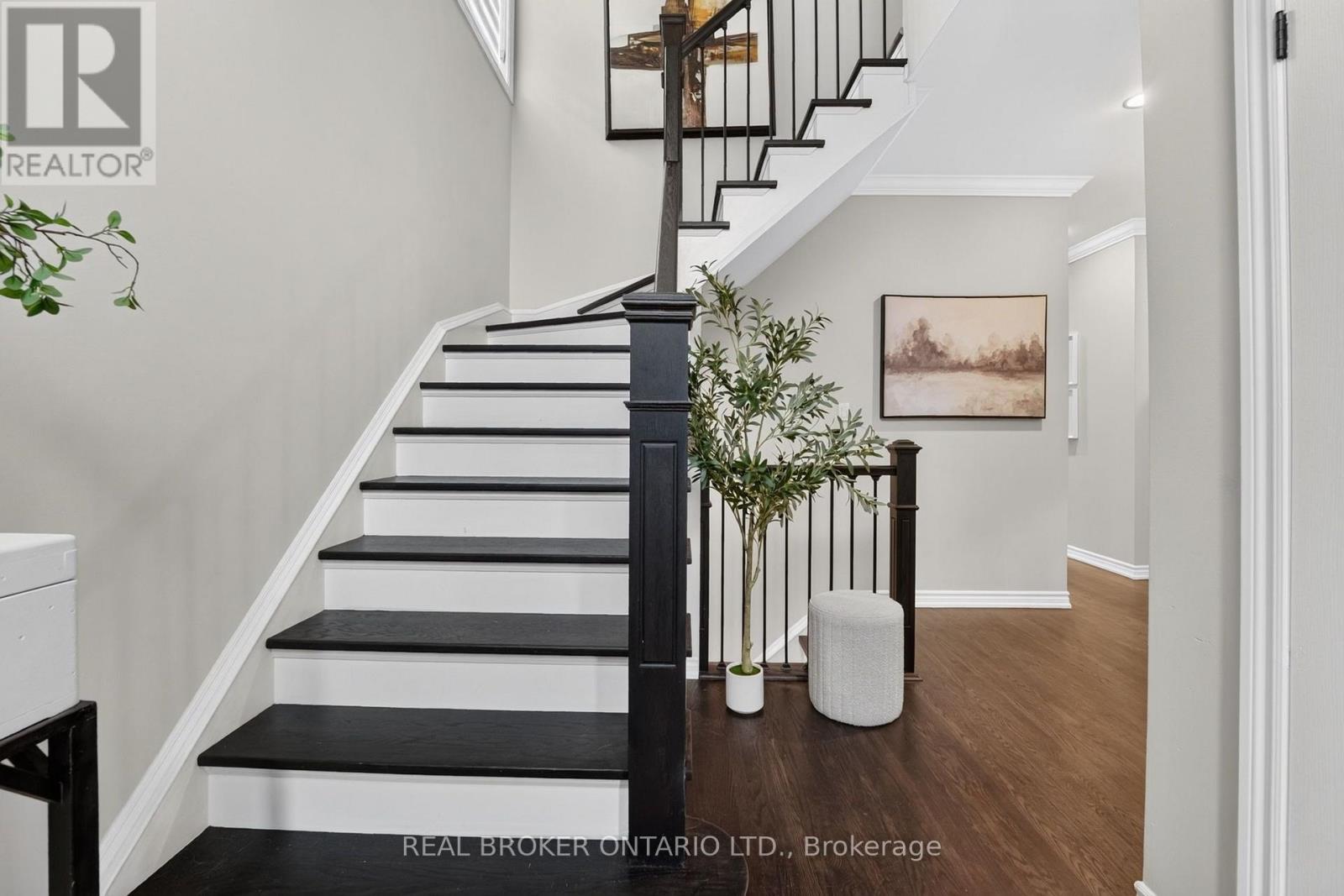 2243 Woodcrest Drive, Oakville, ON photo 2