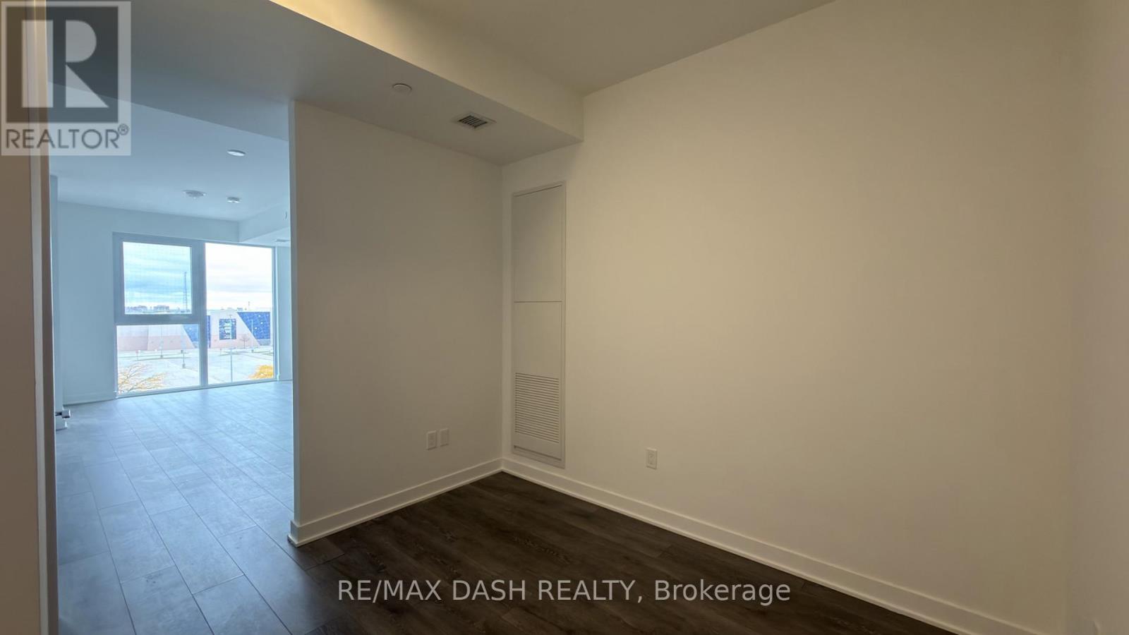 1007 The Queensway Avenue — photo 4