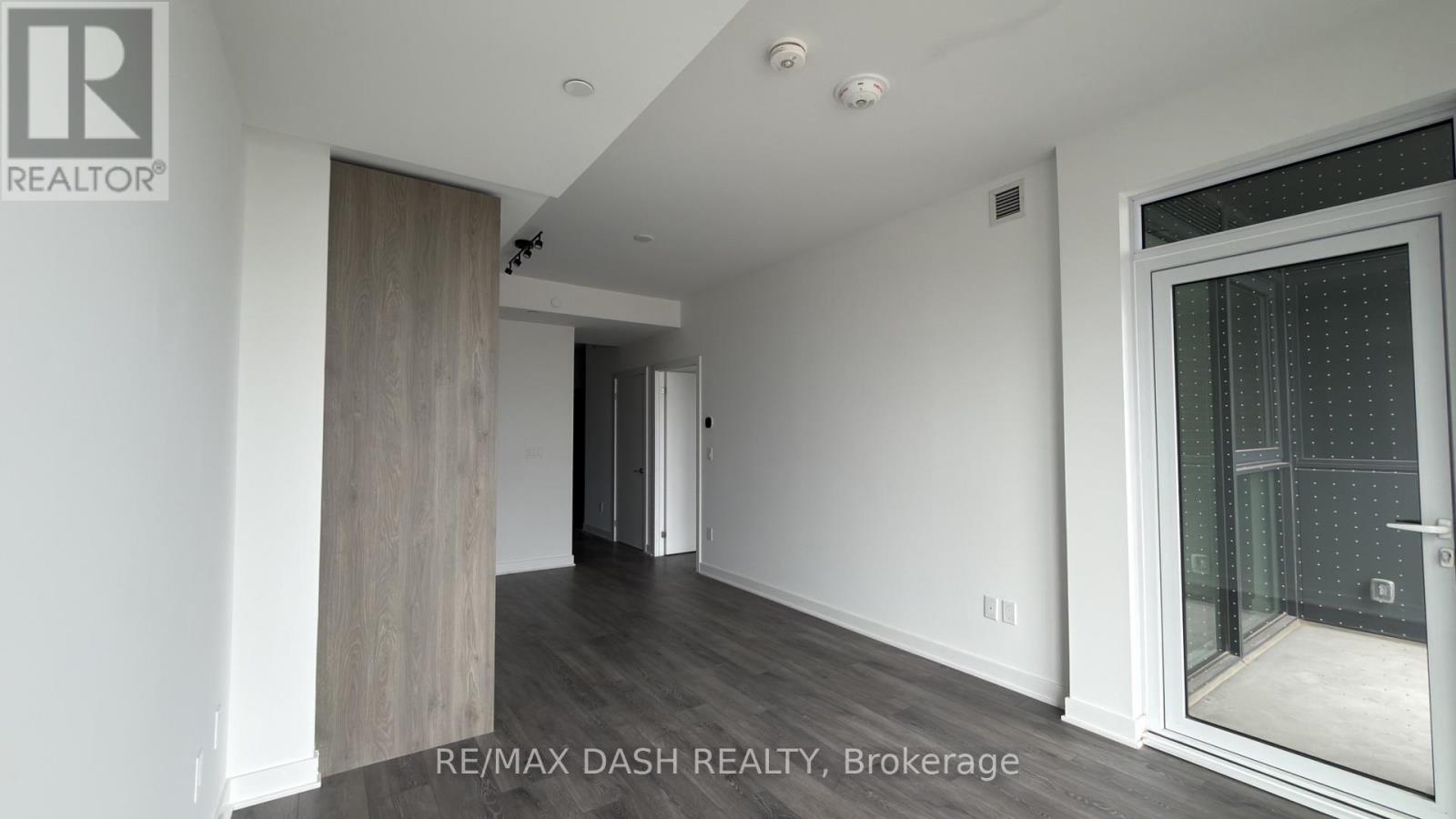 1007 The Queensway Avenue — photo 8