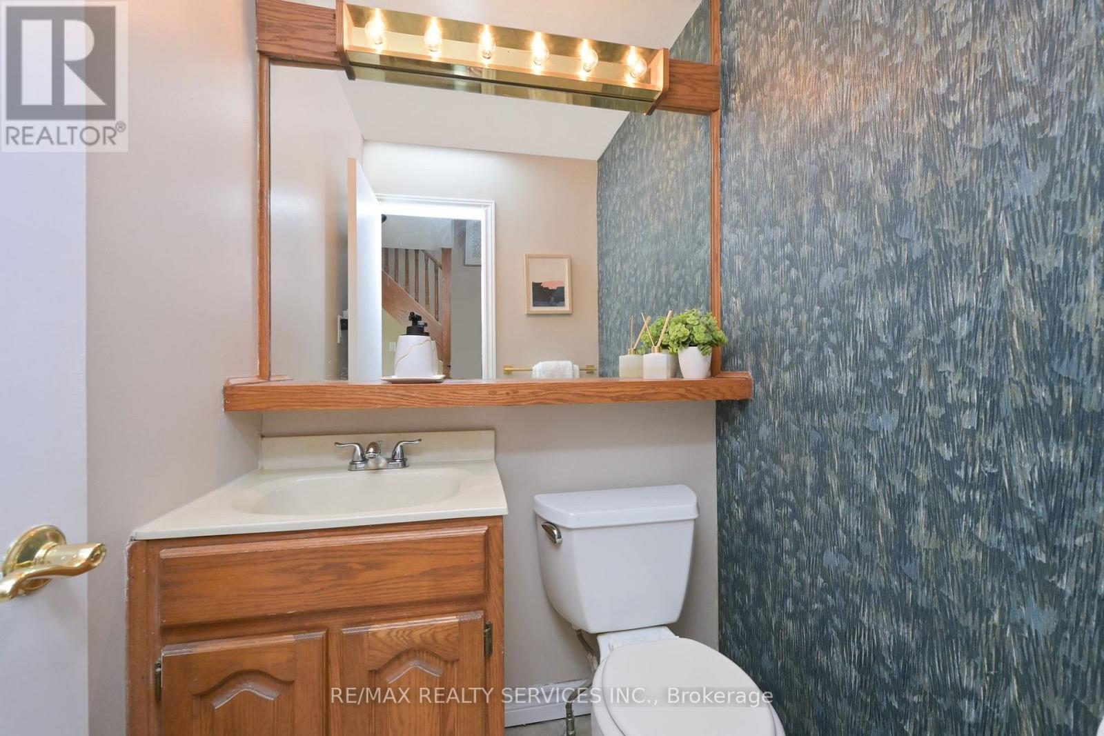 10 Danesbury Crescent, Brampton, ON photo 12