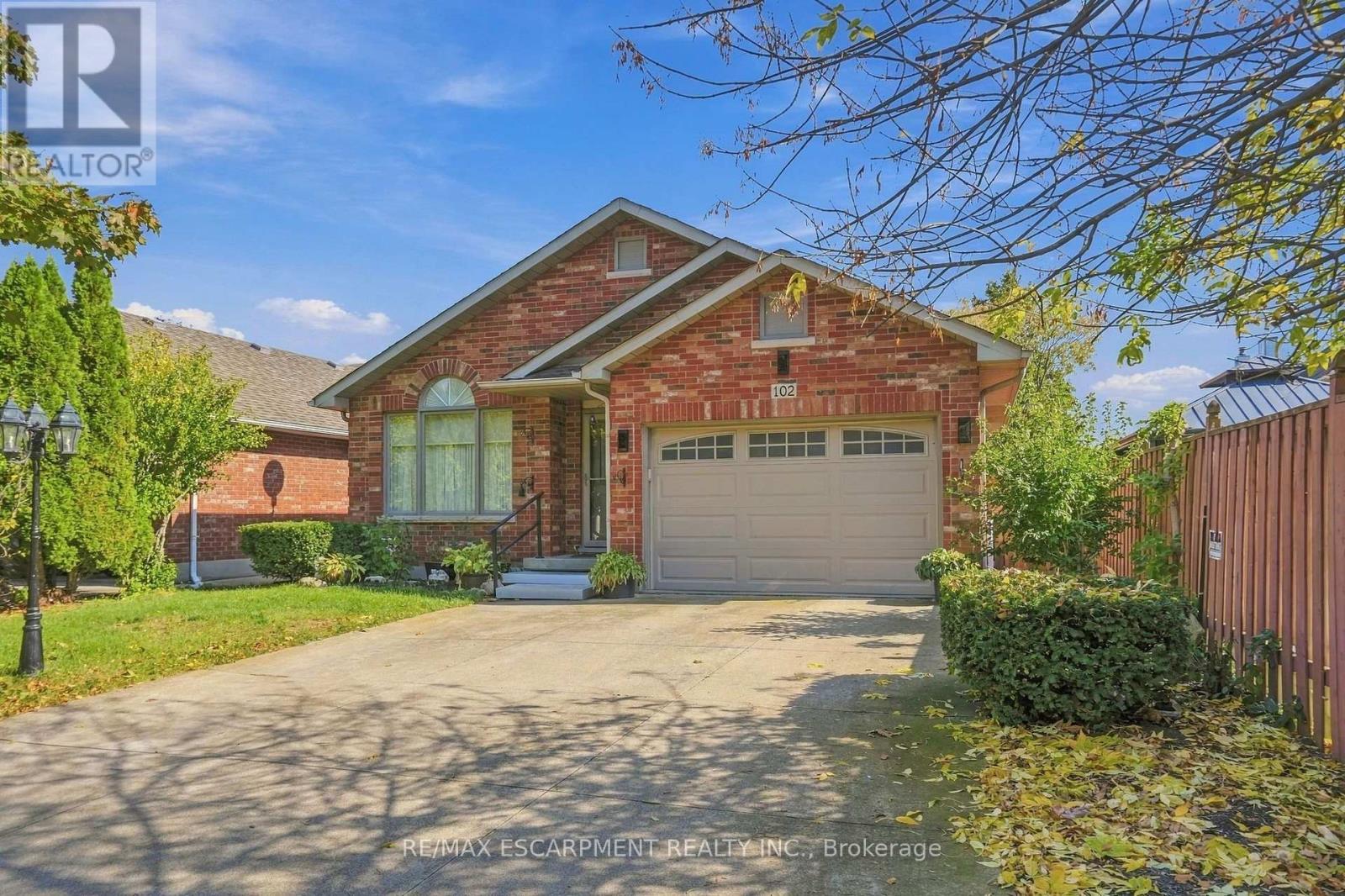 102 Cove Crescent, Hamilton, ON photo 2