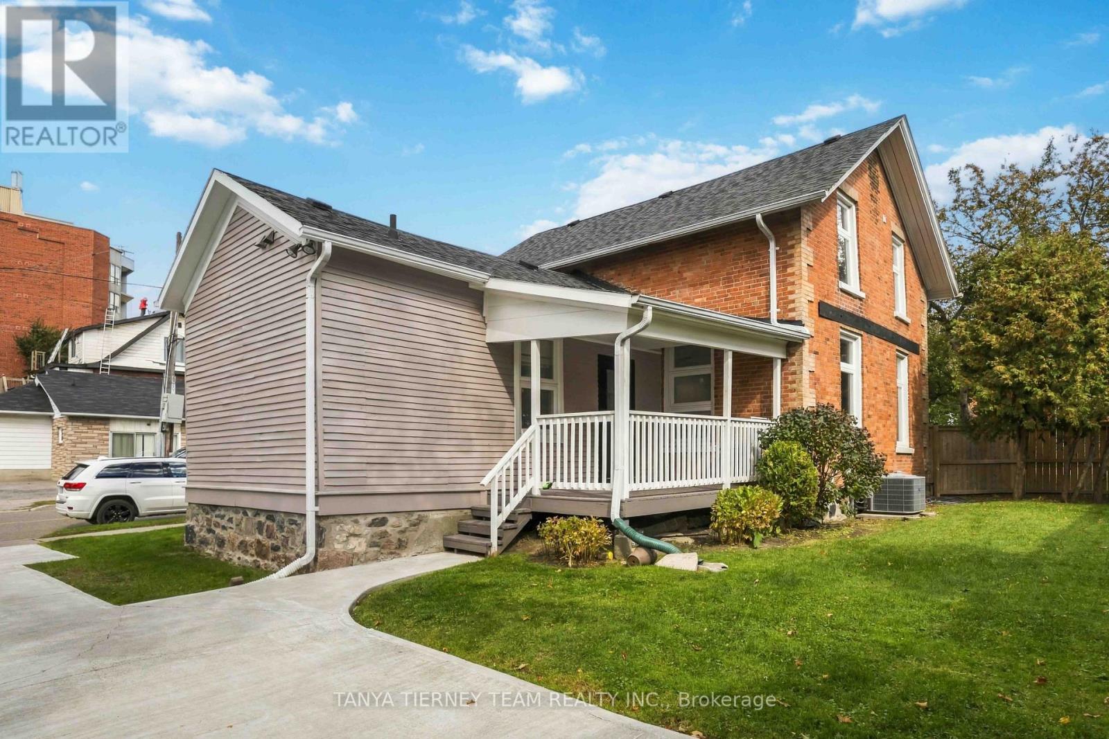 Upper- 168 Centre Street South, Oshawa, ON photo 2