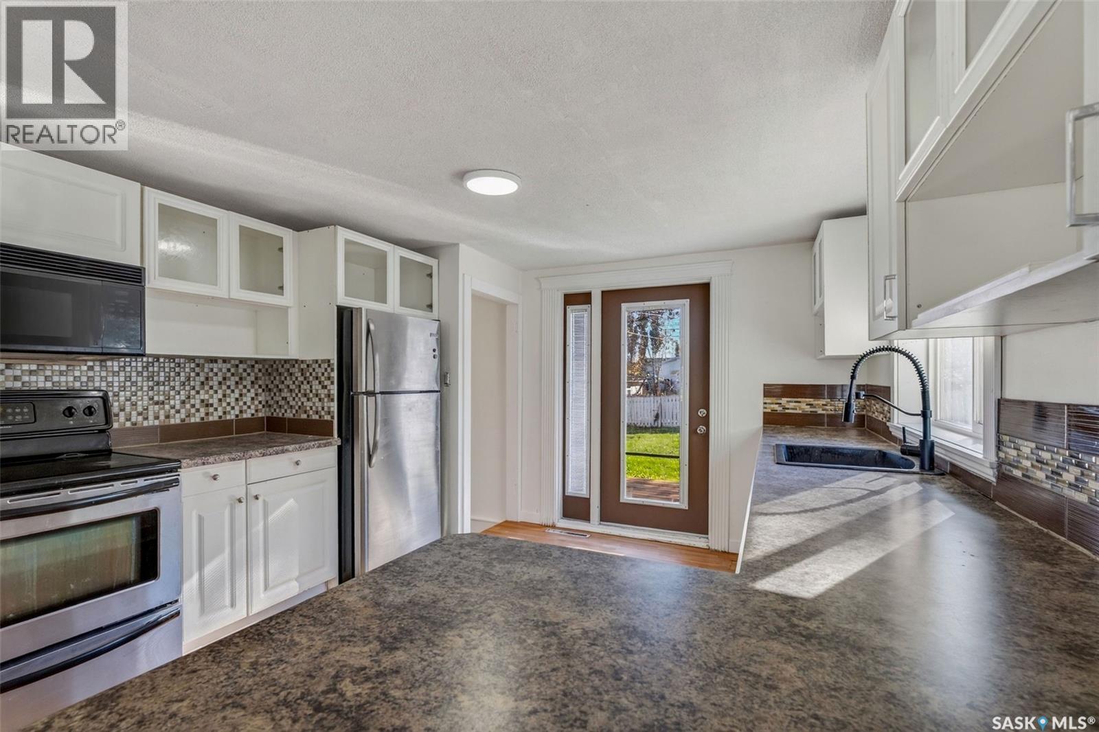147 30th STREET E - 18