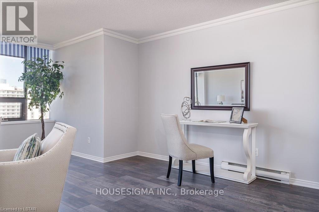 389 Dundas Street — photo 17