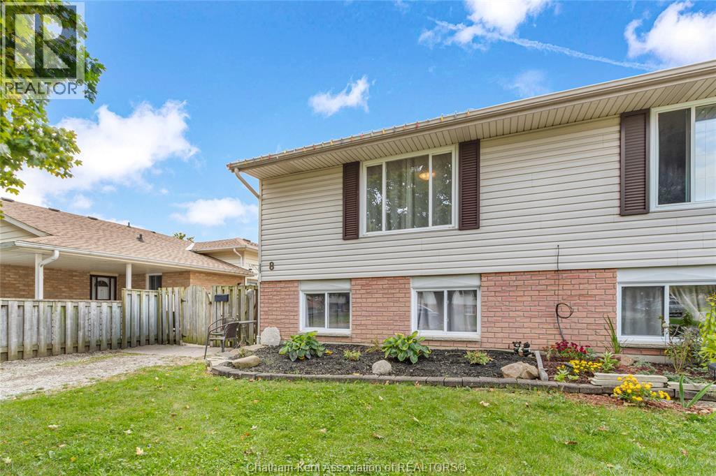 8 Timothy Crescent — photo 3