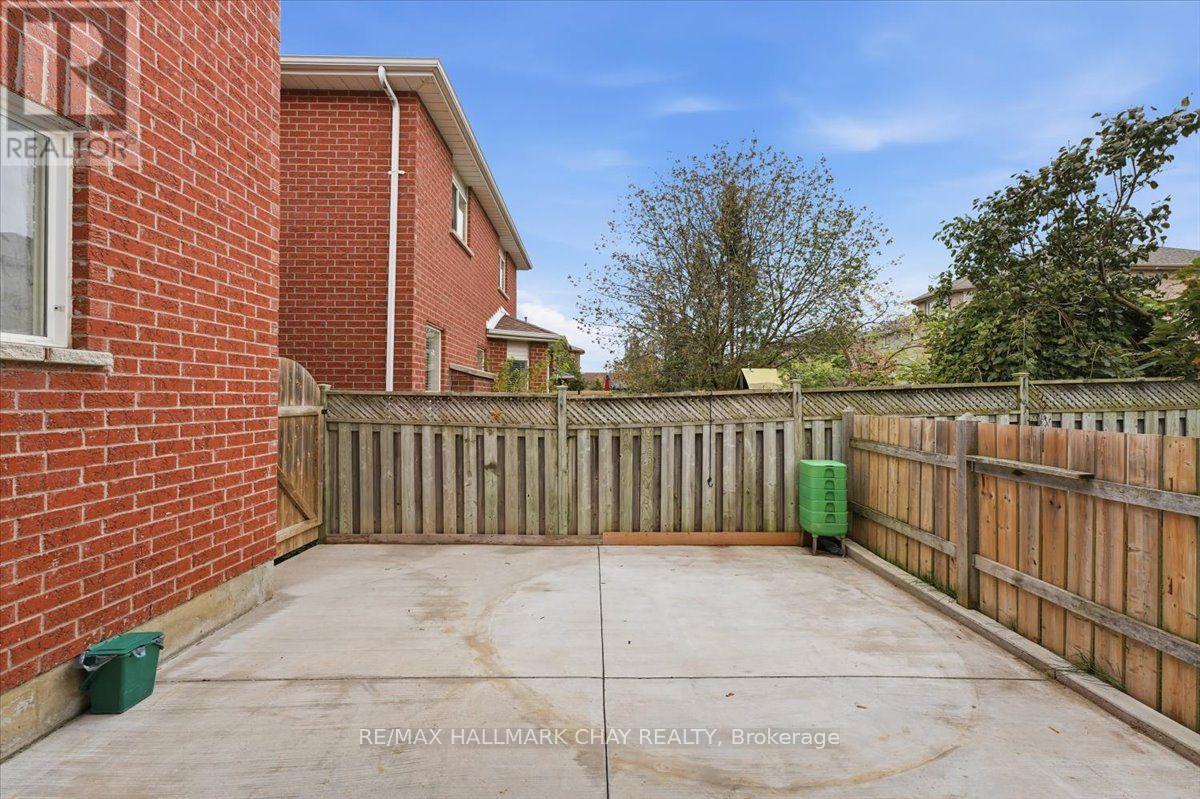 484 Ferndale Drive North — photo 28