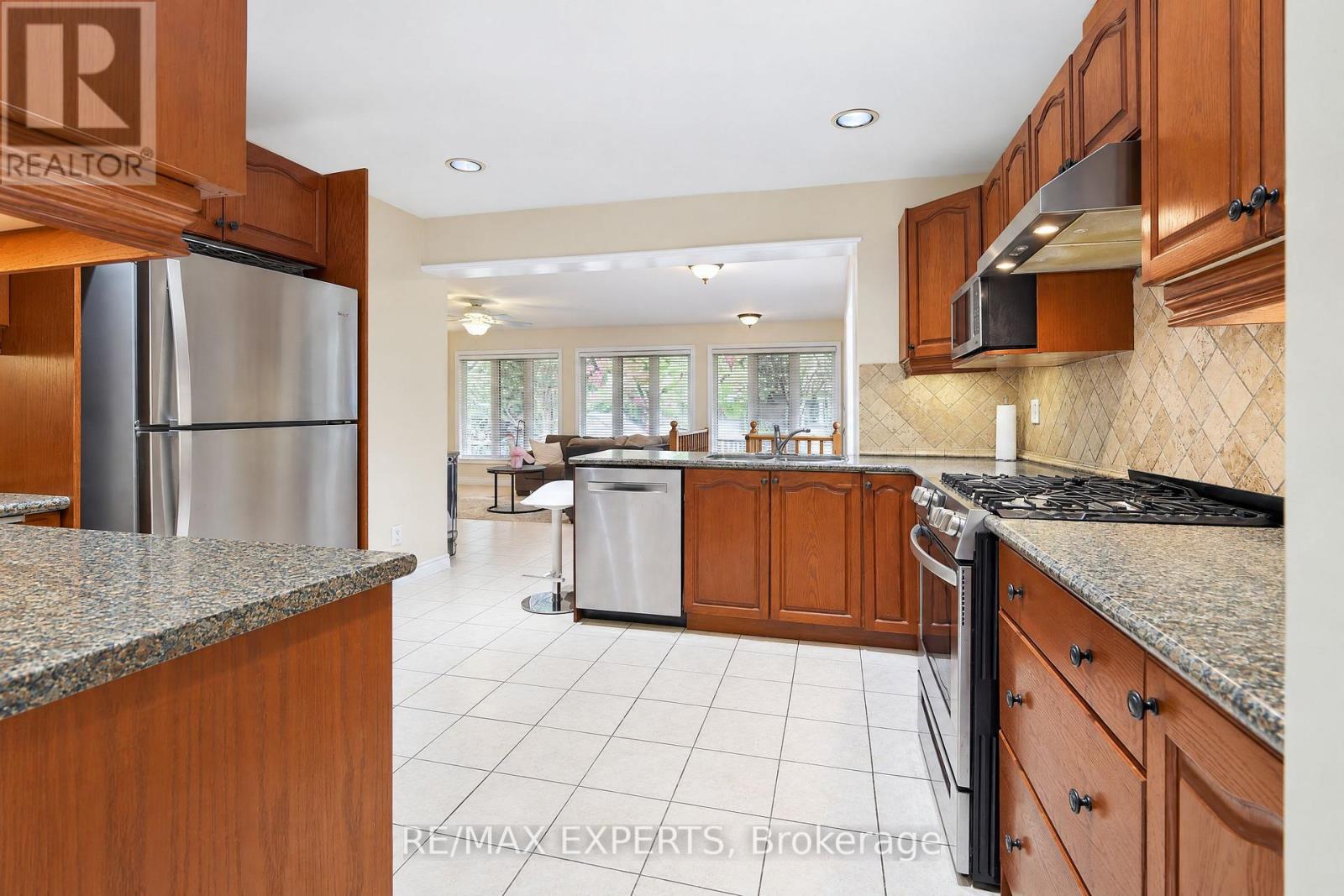 11 Knollside Drive, Richmond Hill, ON photo 7
