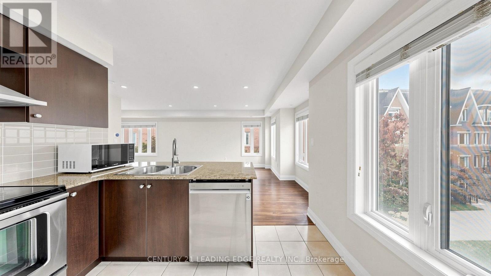 320 John Street — photo 16