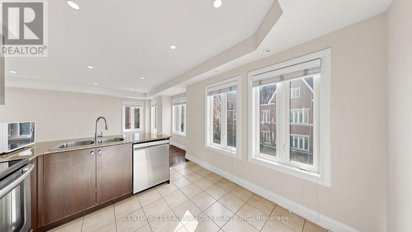 320 John Street — photo 17