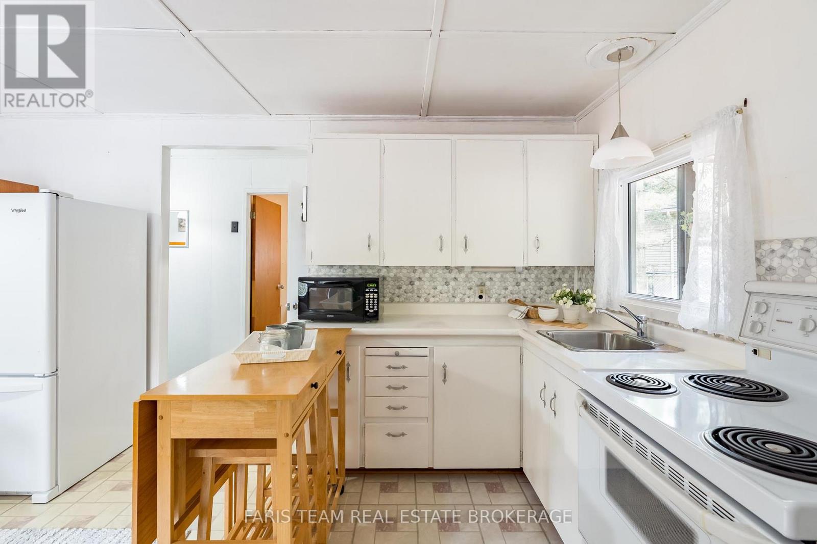 14 Chez Nous Avenue, Tiny, ON photo 8