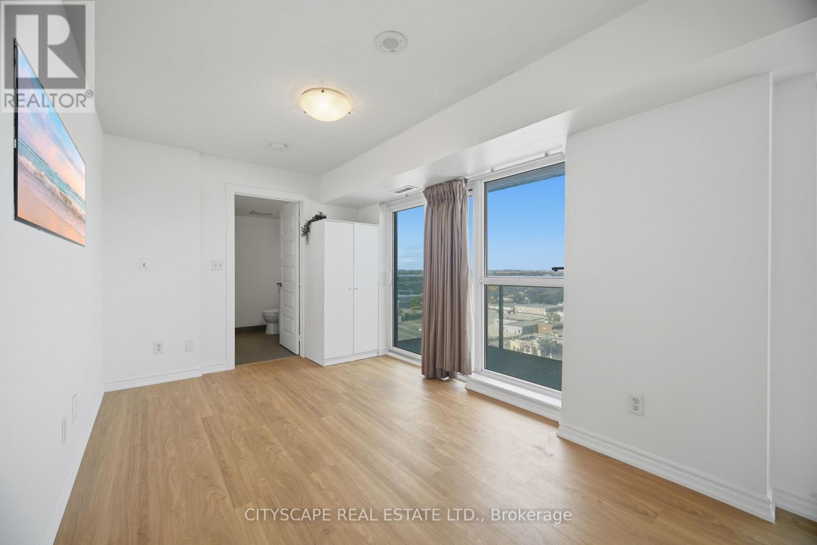 215 Queen Street West — photo 18