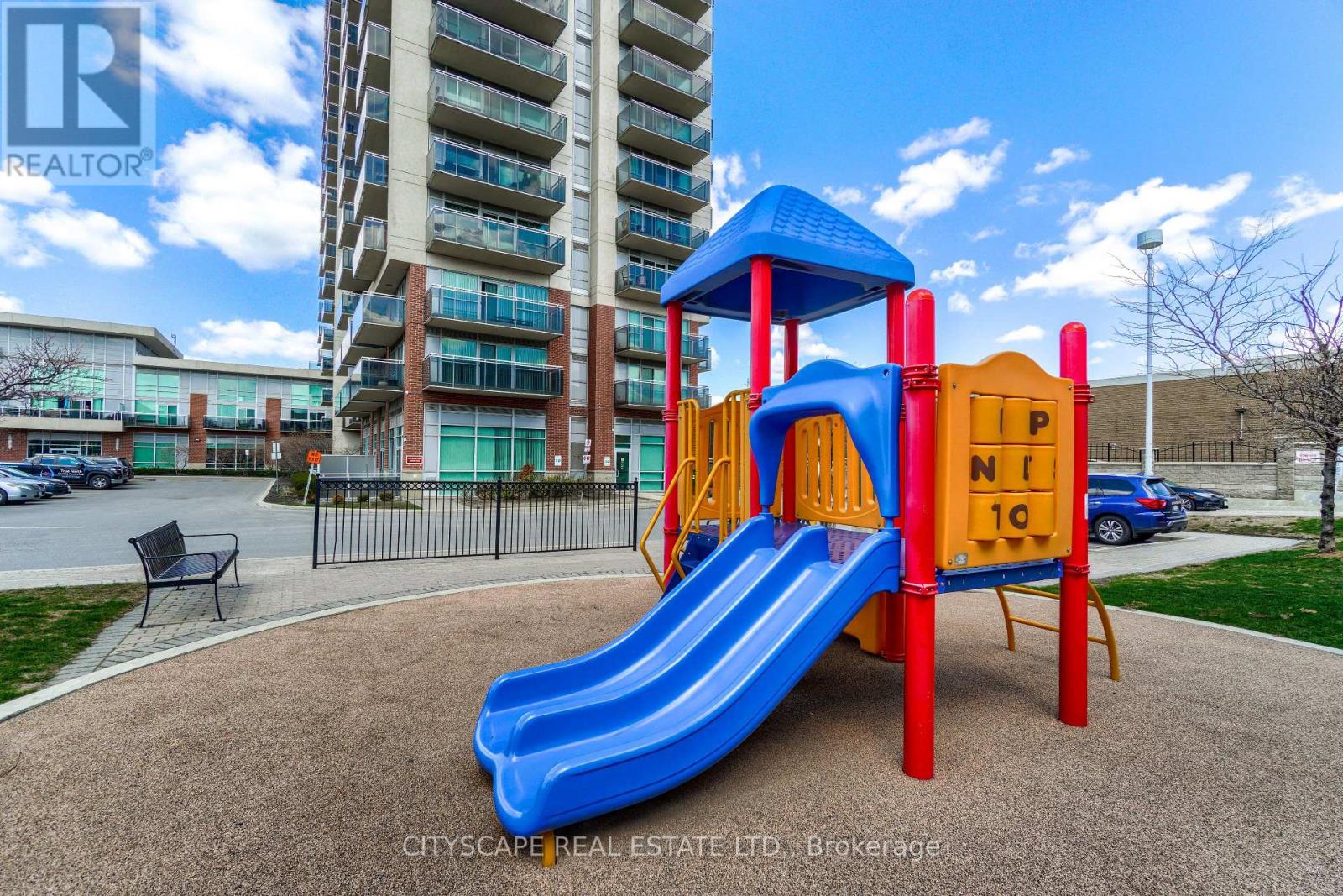 215 Queen Street West — photo 36