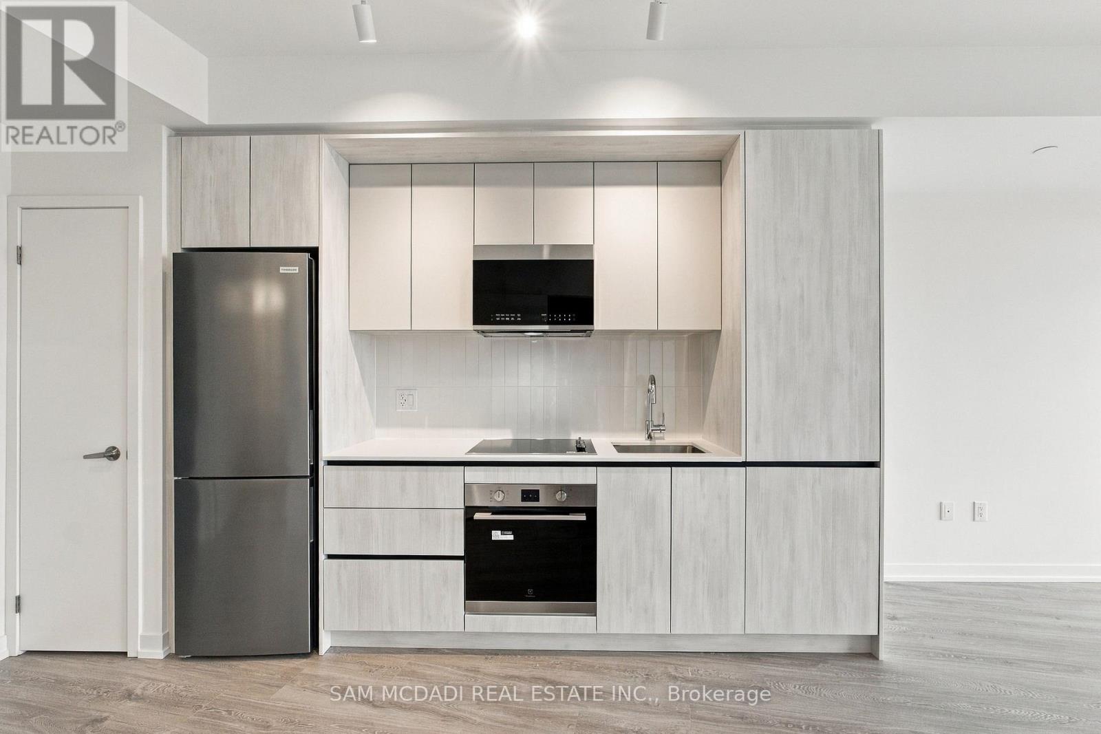 2485 Eglinton Avenue West — photo 10