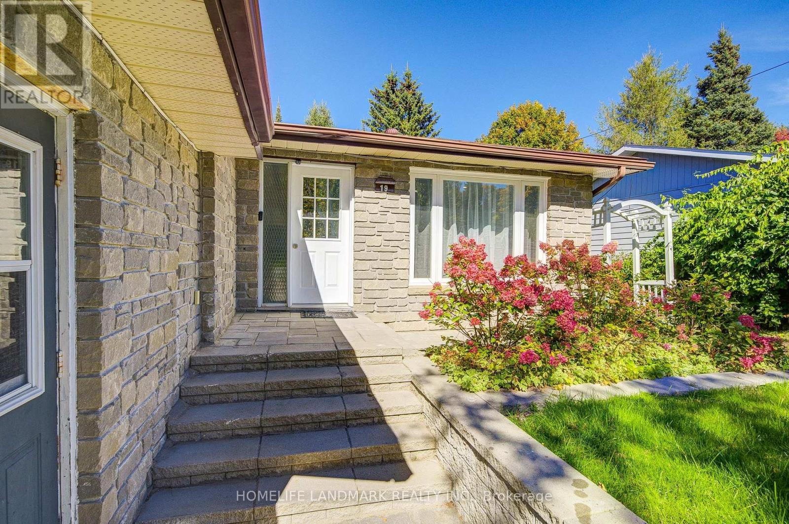19 SOUTHDALE Drive, Huntsville, ON photo 2