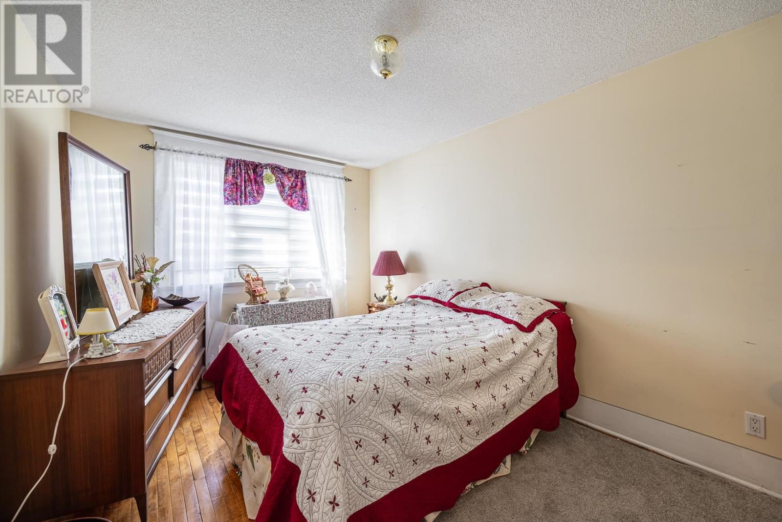 17 Huron St W - 19