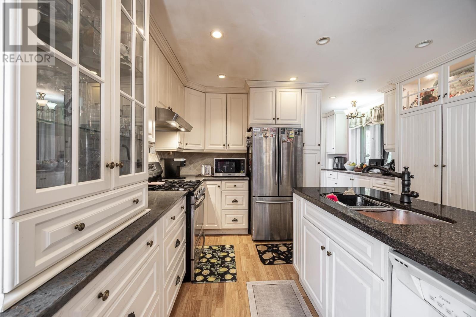 17 Huron St W - 12