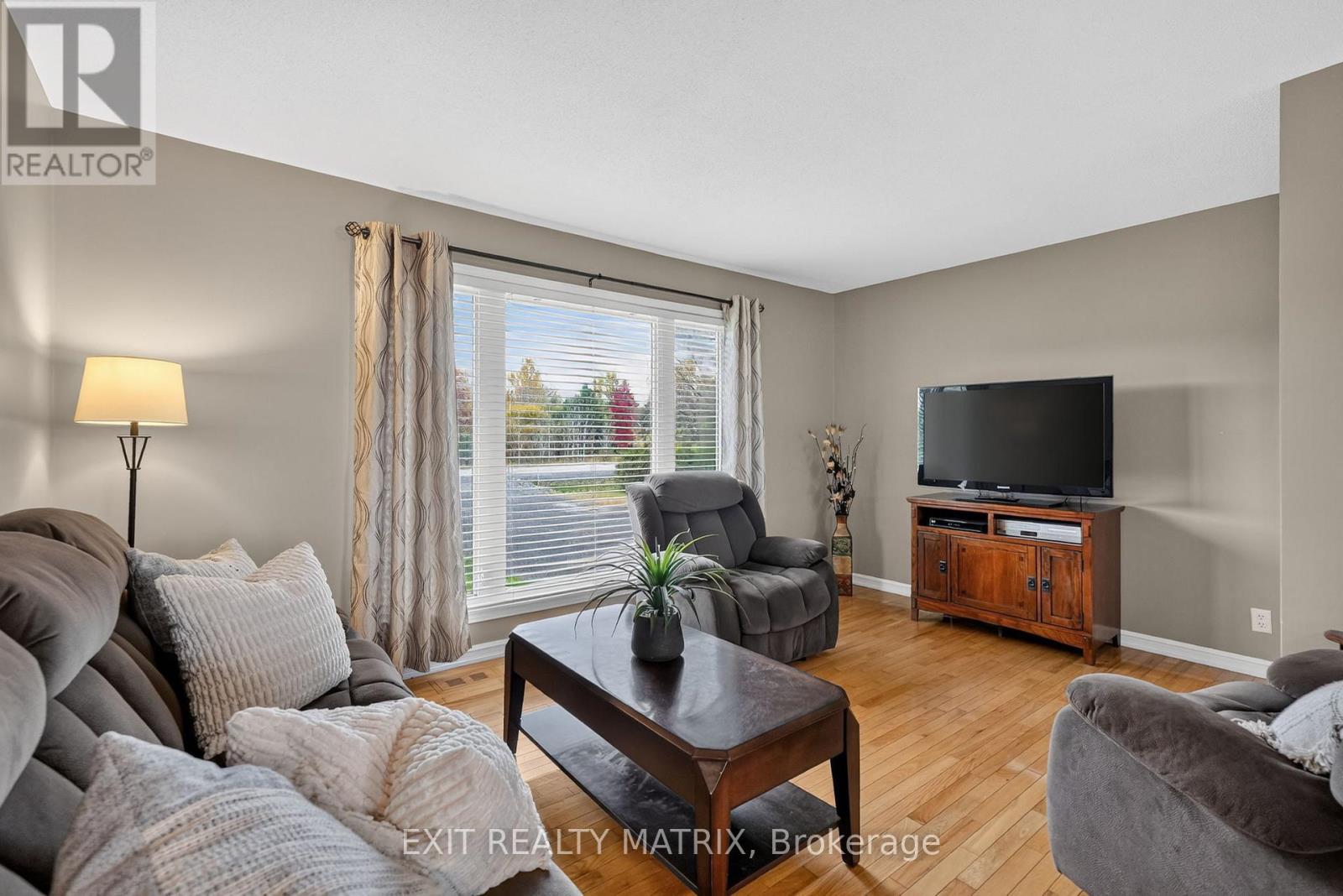 2871 Russland Road — photo 15