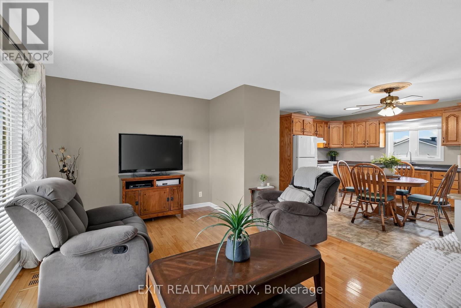 2871 Russland Road — photo 18