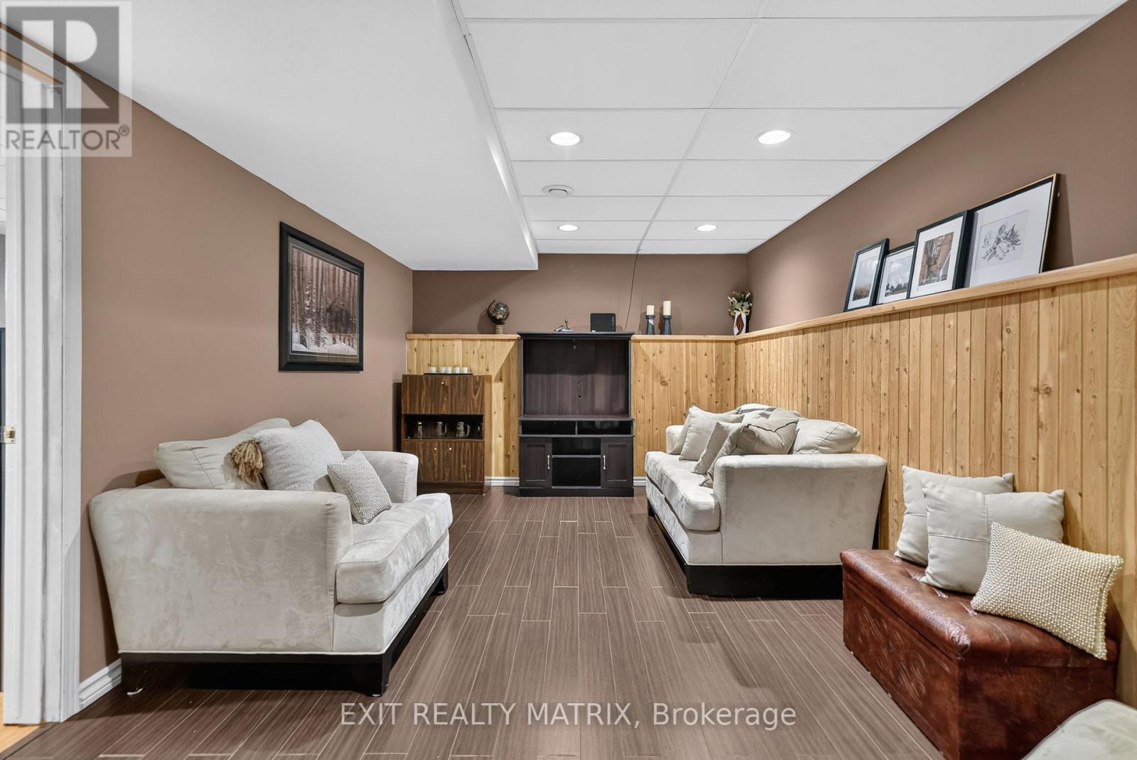 2871 Russland Road — photo 27