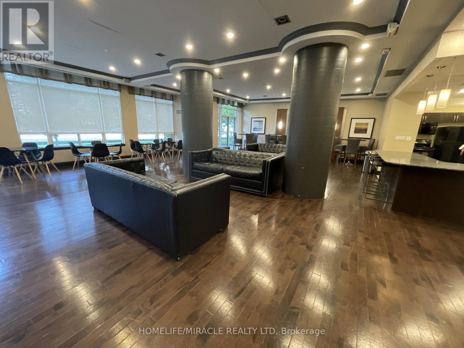 3504 Hurontario Street — photo 13