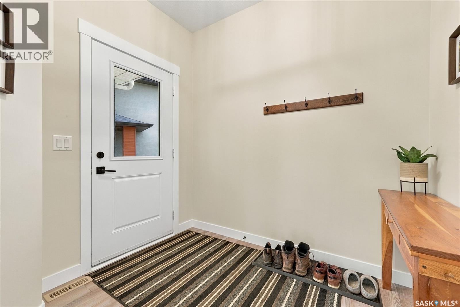 9 Hudson DRIVE, Pilot Butte — photo 2