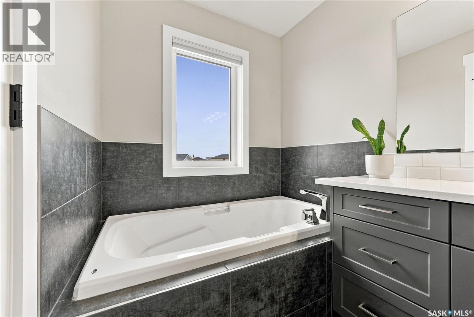 9 Hudson DRIVE, Pilot Butte — photo 24