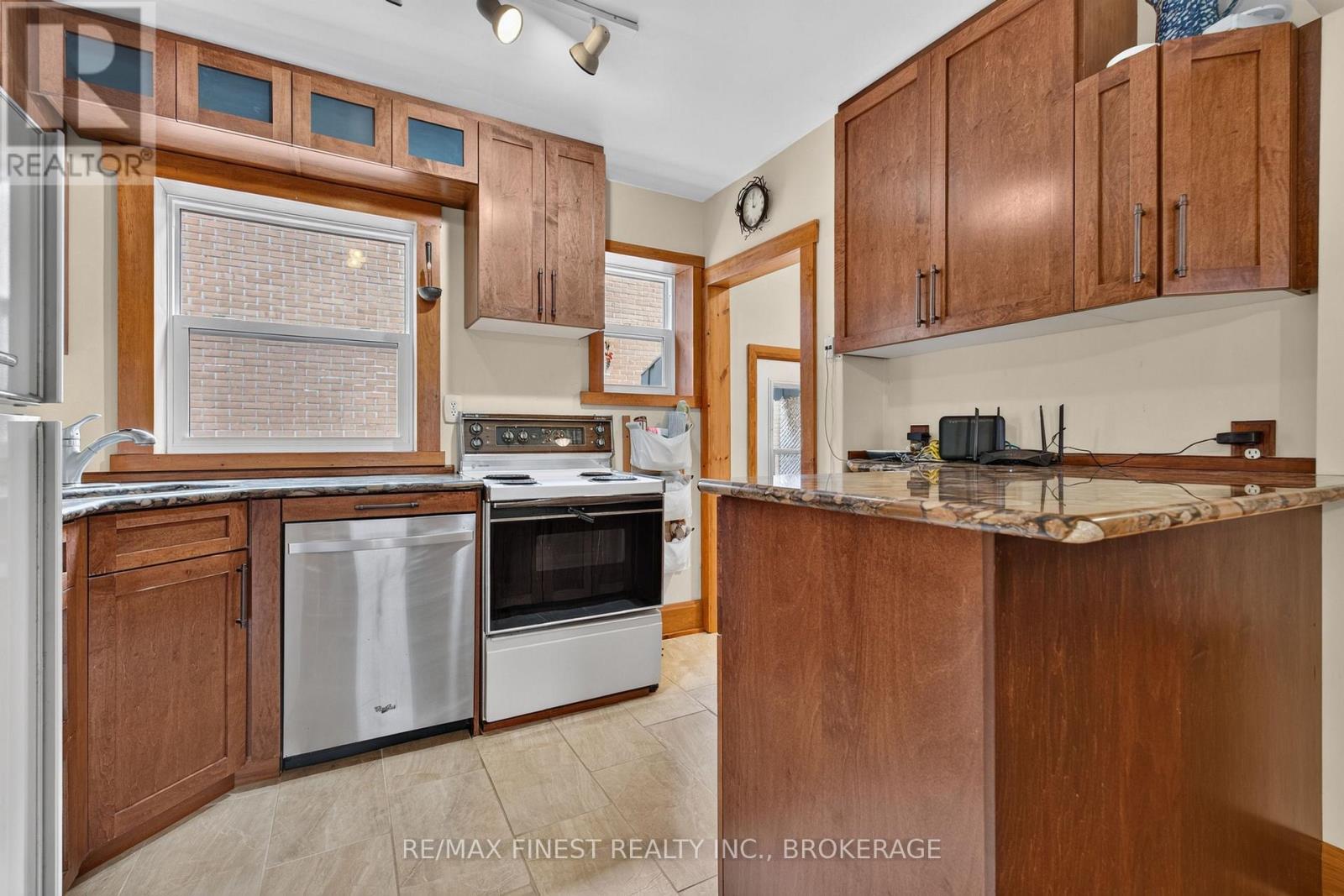 218 Helen Street — photo 10