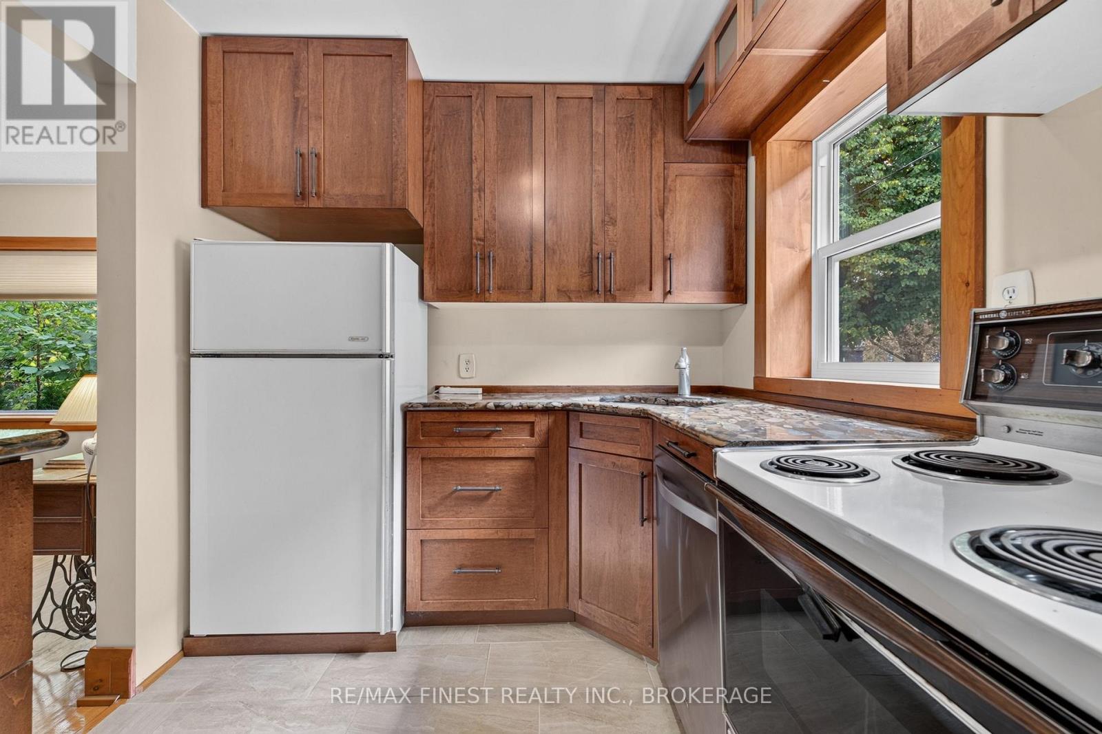 218 Helen Street — photo 11