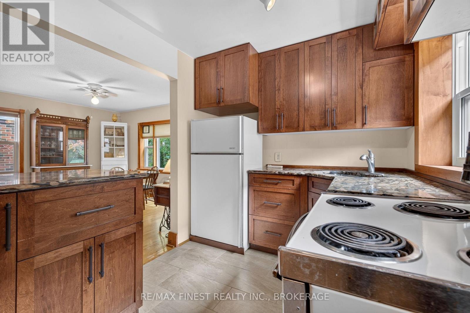 218 Helen Street — photo 12