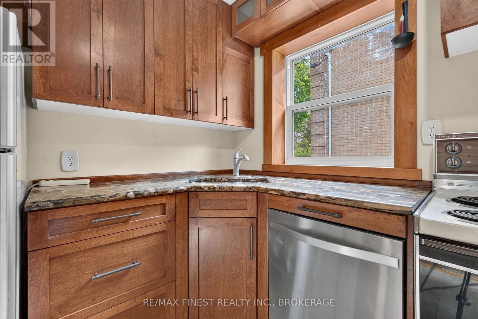 218 Helen Street — photo 13