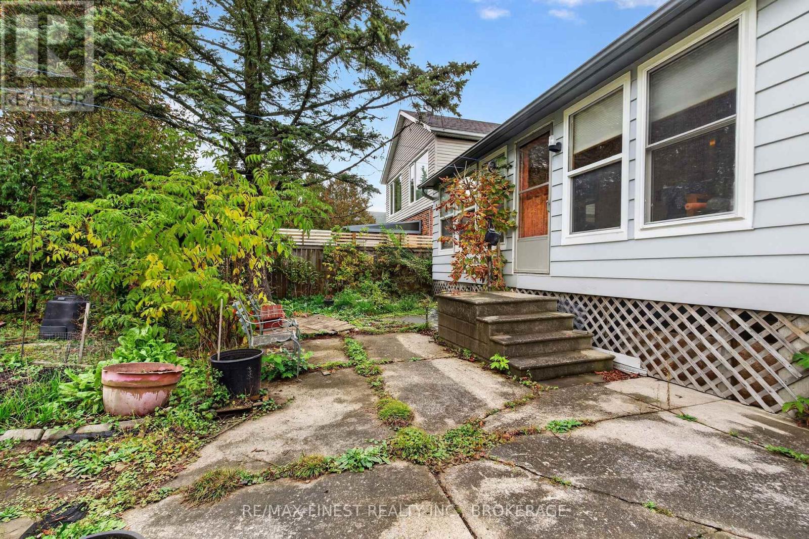 218 Helen Street — photo 32