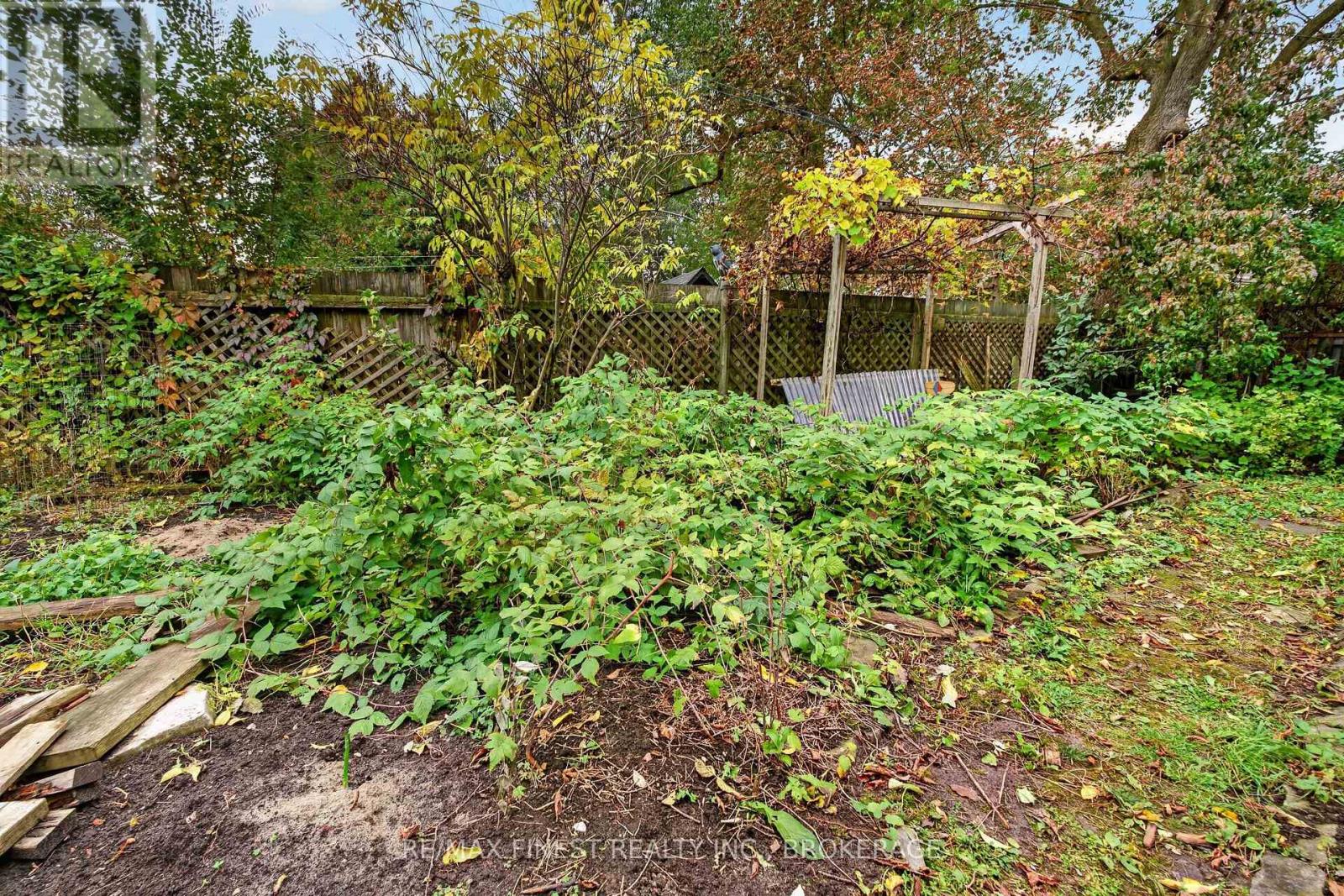 218 Helen Street — photo 33