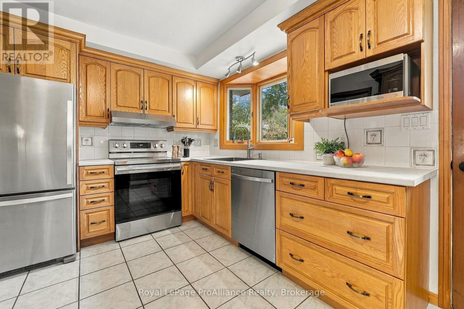 12 Thorncliffe Drive, Belleville, ON photo 16