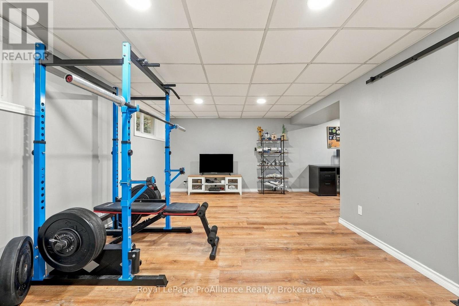 12 THORNCLIFFE DRIVE - 26