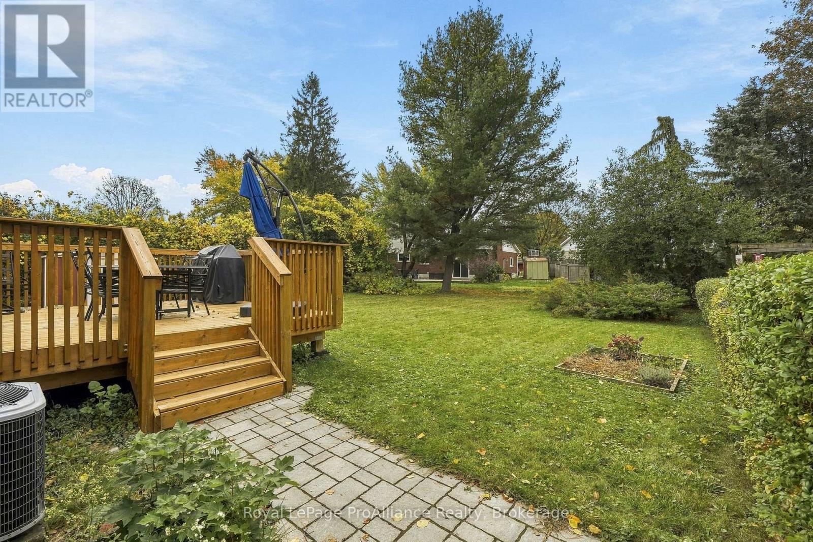 12 THORNCLIFFE DRIVE - 32