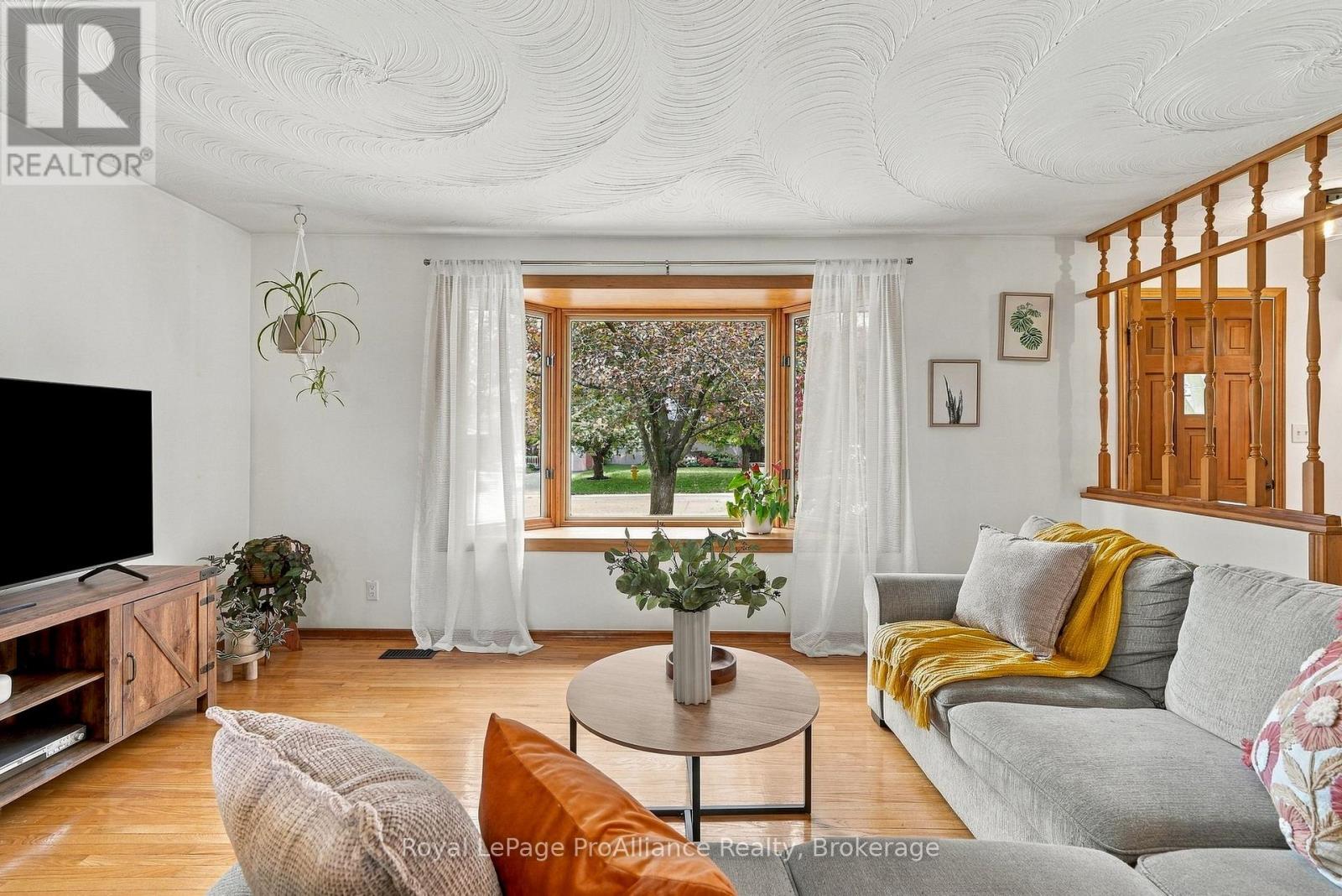 12 THORNCLIFFE DRIVE - 7