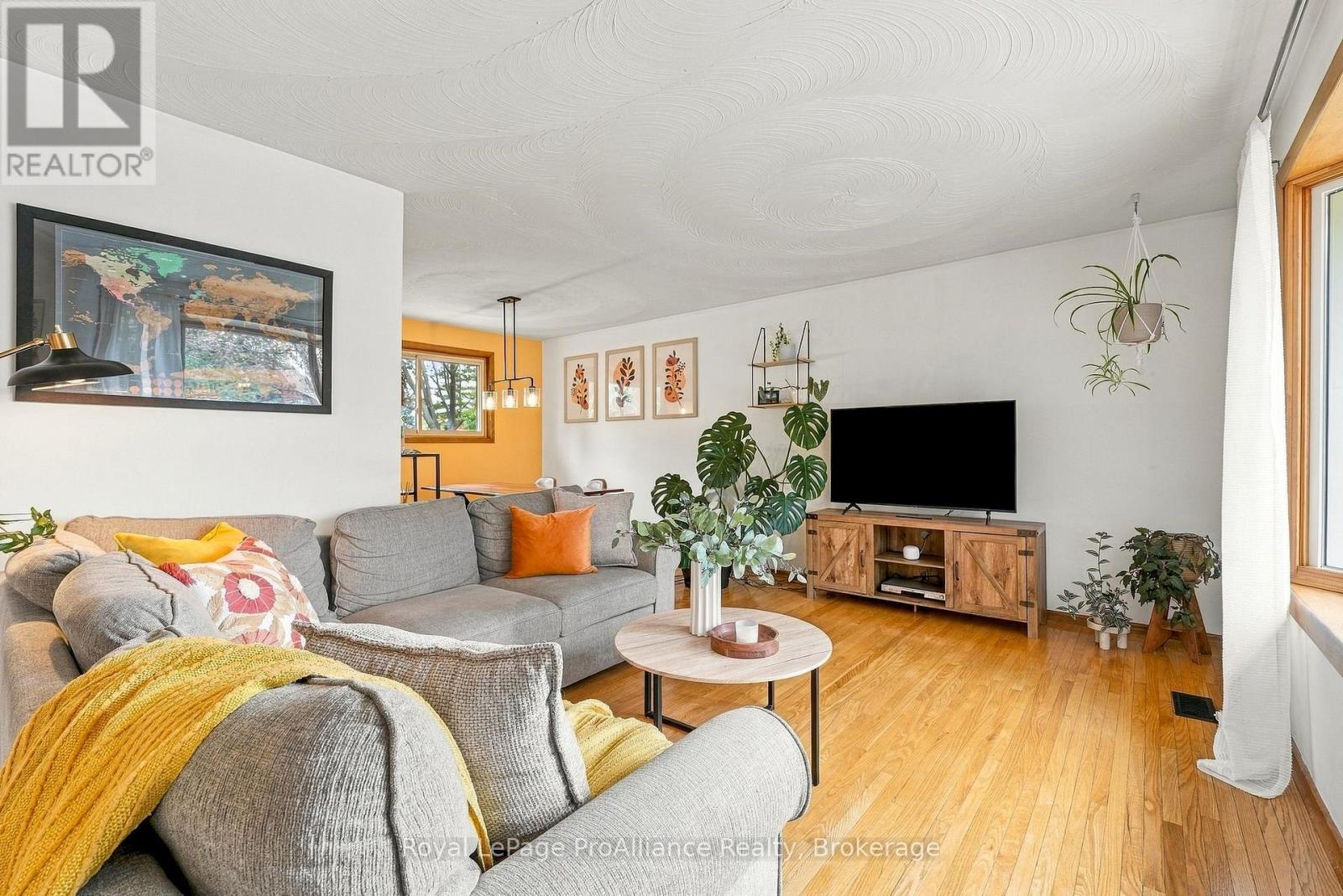 12 THORNCLIFFE DRIVE - 8