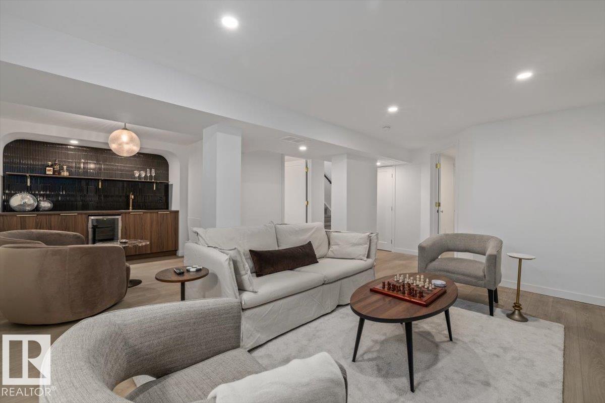 8671 76 ST NW - 32