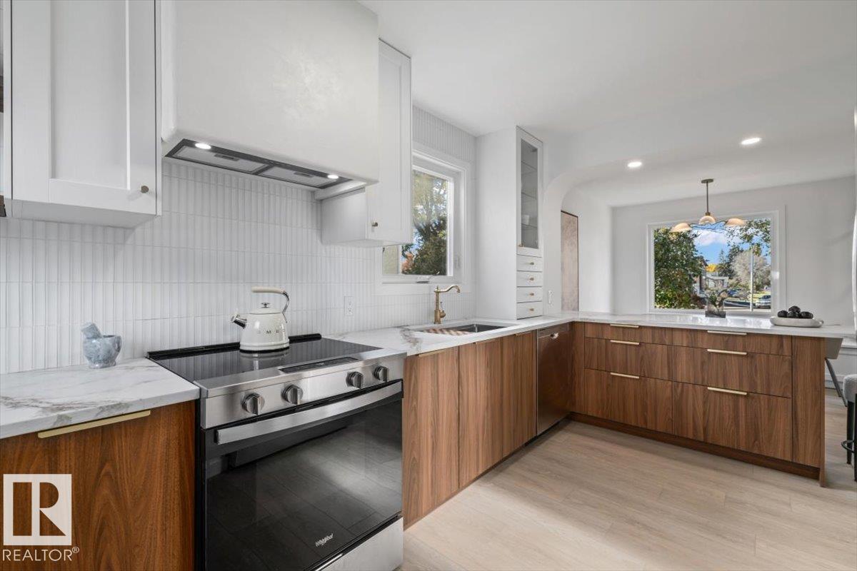 8671 76 ST NW - 4
