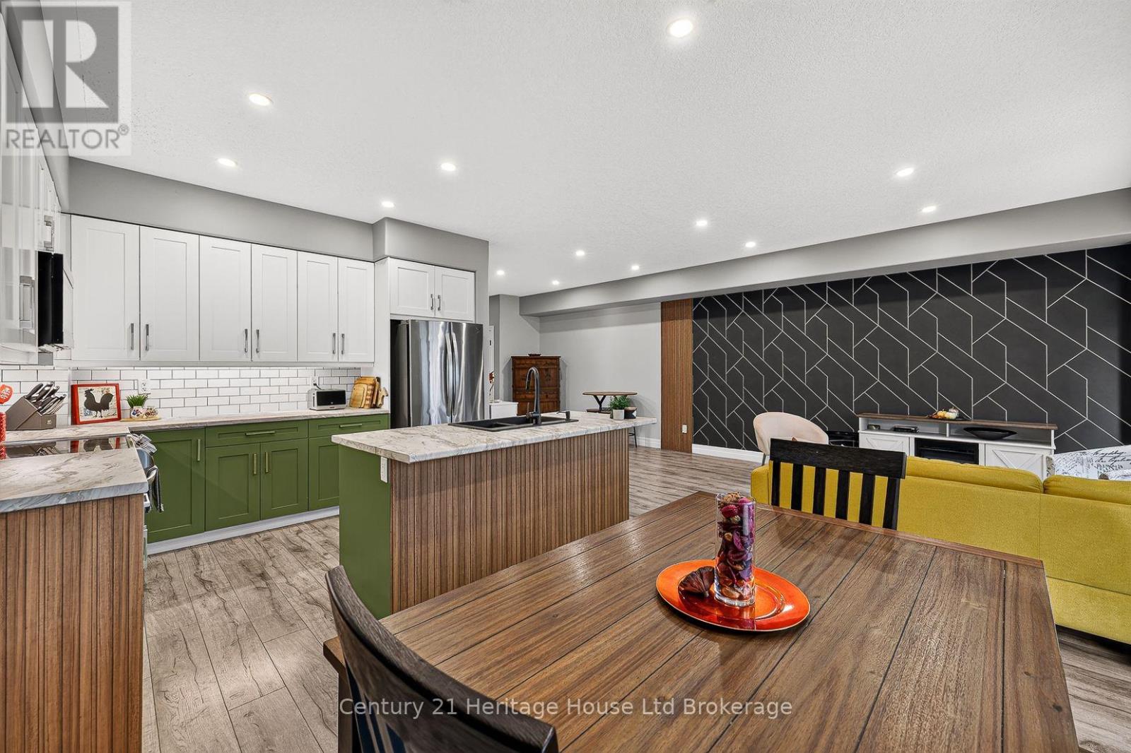 205 Victoria Street South — photo 21
