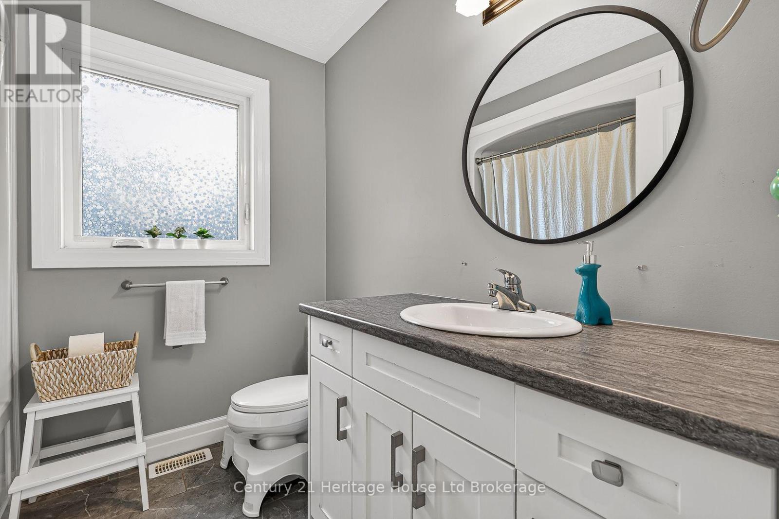 205 Victoria Street South — photo 27
