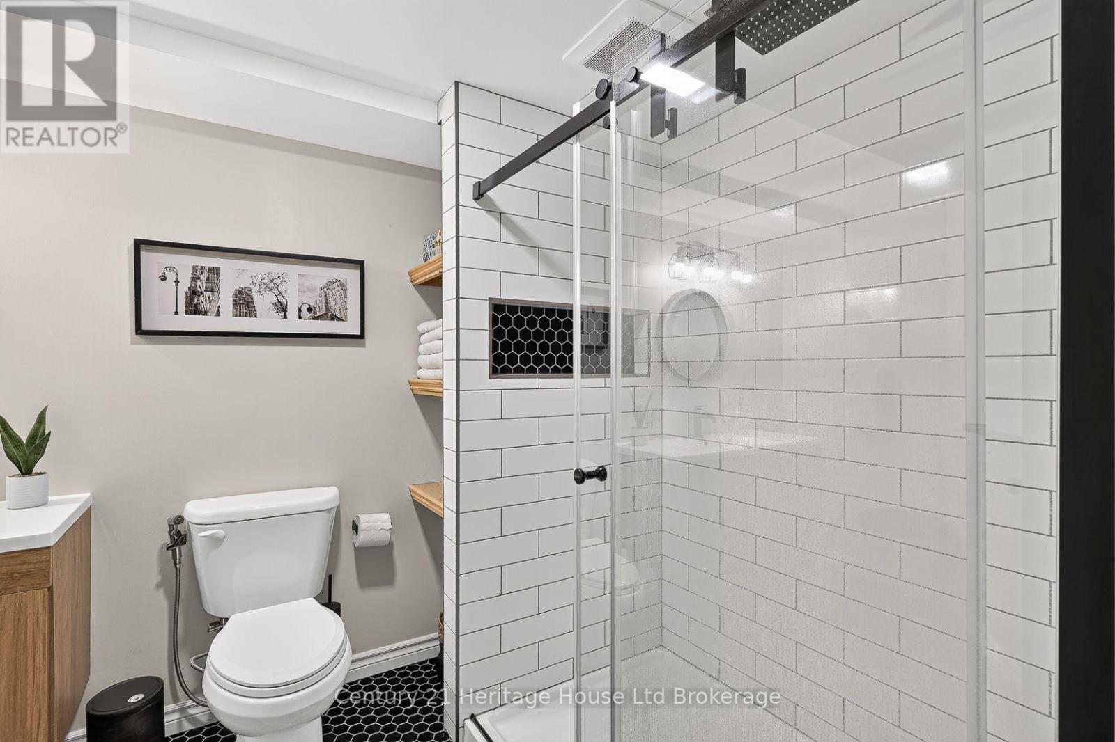 205 Victoria Street South — photo 39