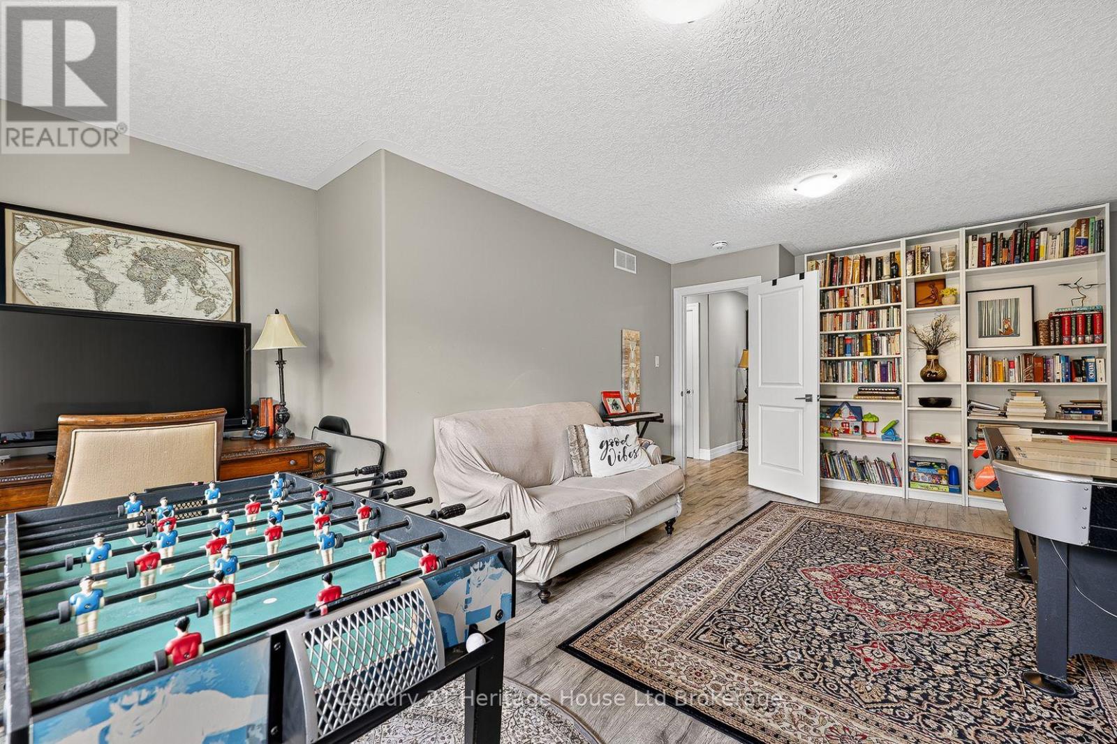 205 Victoria Street South — photo 4